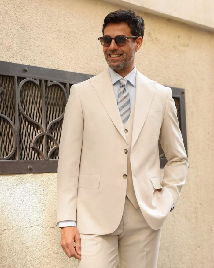 Crown Dale SLIM FIT CREAM MEN’S THREE PIECE SUIT WITH PEAK LAPELS