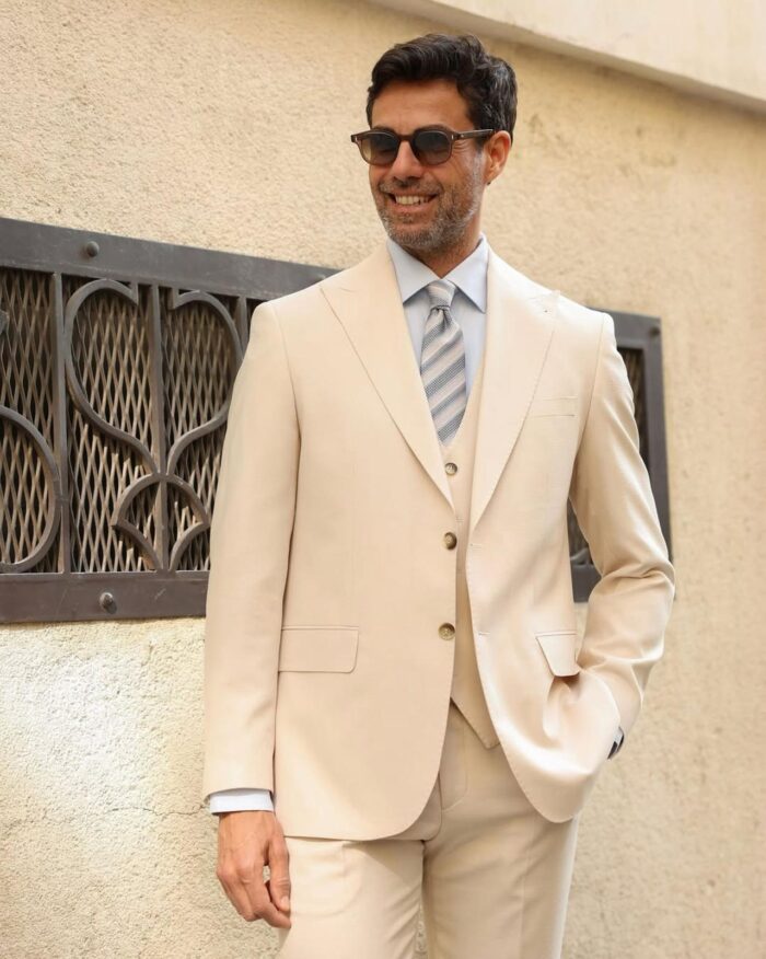 Crown Dale SLIM FIT CREAM MEN’S THREE PIECE SUIT WITH PEAK LAPELS