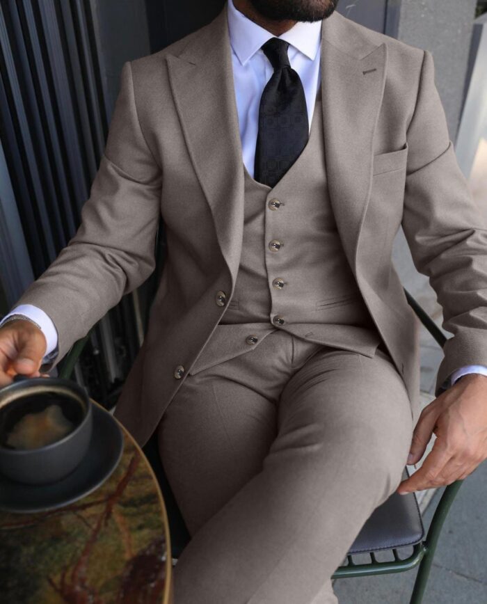 Sandbrook Road Slim fit all cream men’s three piece suit with peak lapels